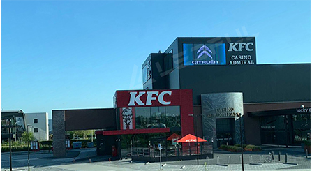 가장 큰 네덜란드 KFC의 LEDFUL 야외 투명 디스플레이